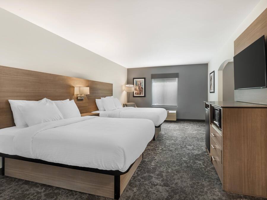 Suite, 2 letti queen, non fumatori (with Single Sofabed) | Una scrivania, postazione laptop, insonorizzazione