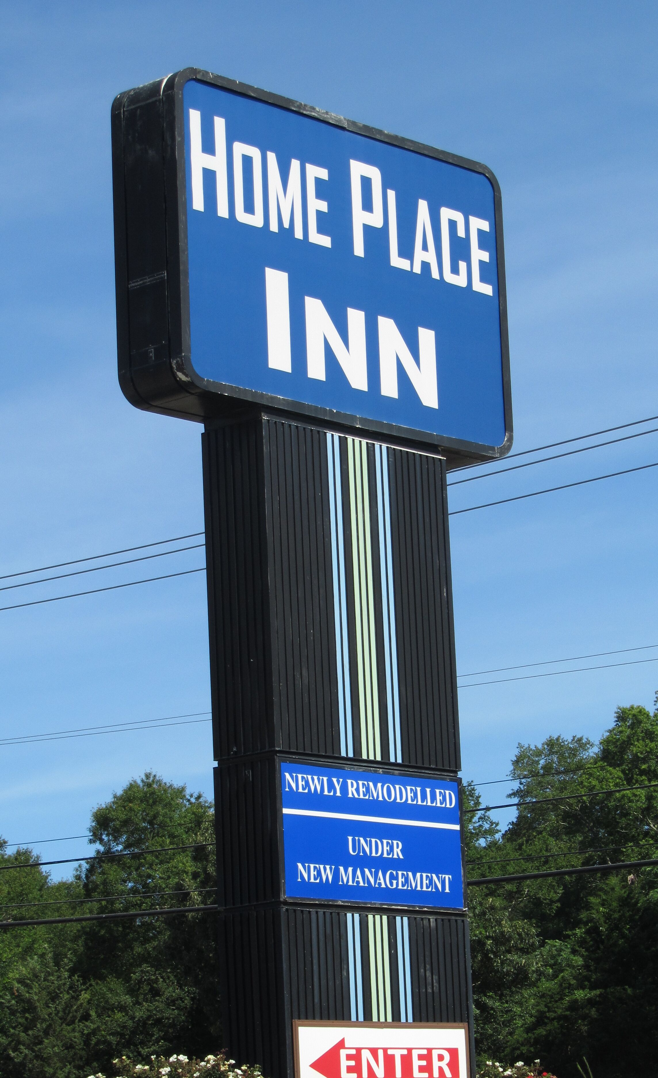 Naamplaatje voor Home Place Inn, met de vermelding recent gerenoveerd en met nieuwe eigenaren.