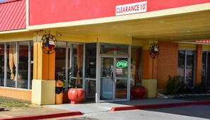Property entrance - Homeplace Inn (Jacksonville)