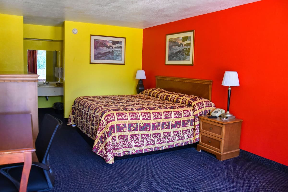 Standard Room, 1 King Bed, Smoking | Desk, WiFi (free)