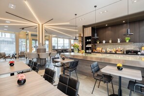 Desayuno buffet diario (EUR 19 por persona)