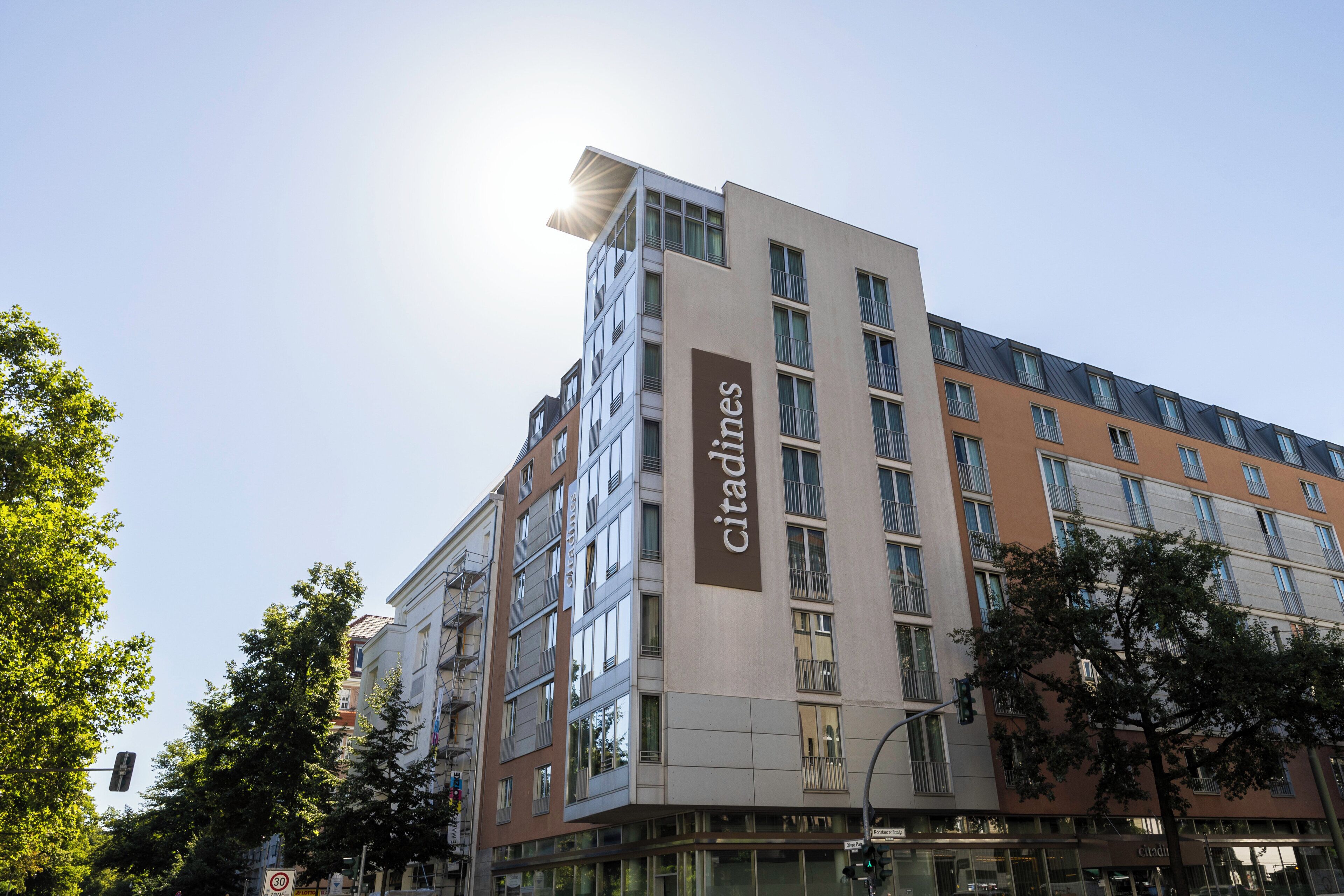Un hotel de varios pisos con un llamativo letrero de 'Citadines' en la fachada.