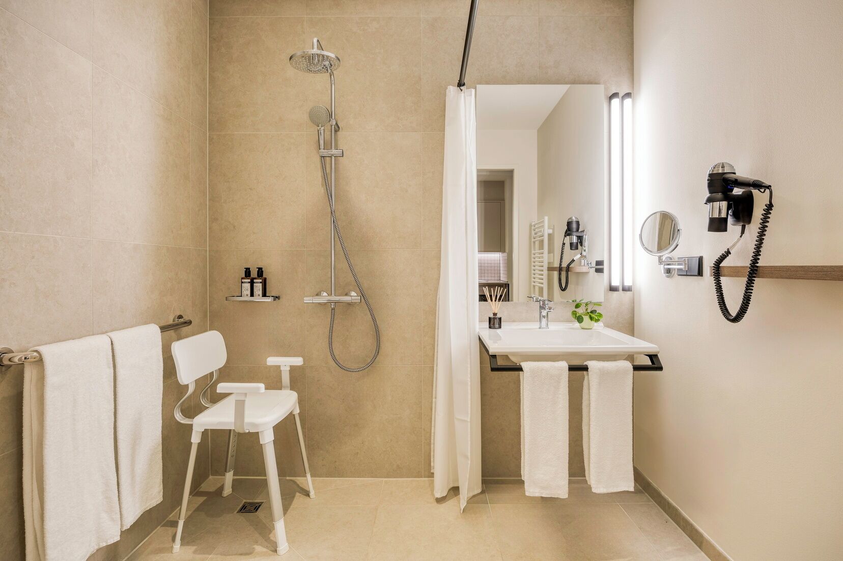 Executive Apartment, 1 Bedroom | Bathroom | Free toiletries, hair dryer, towels, soap