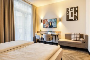 Executive-studio | Allergiatestatut vuodevaatteet, tallelokero huoneessa