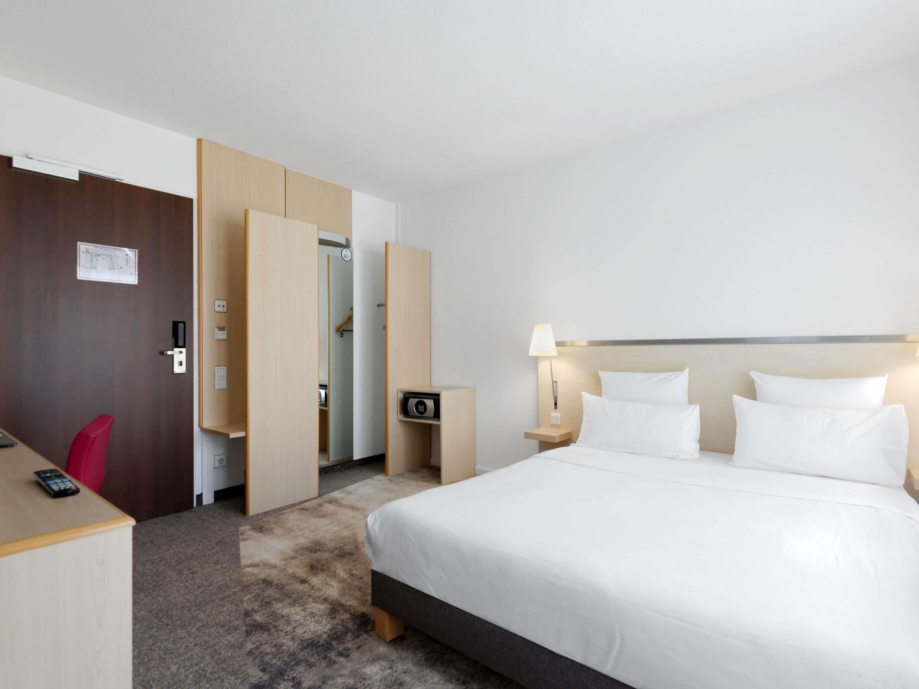 Hypo-allergenic bedding, minibar, in-room safe, desk