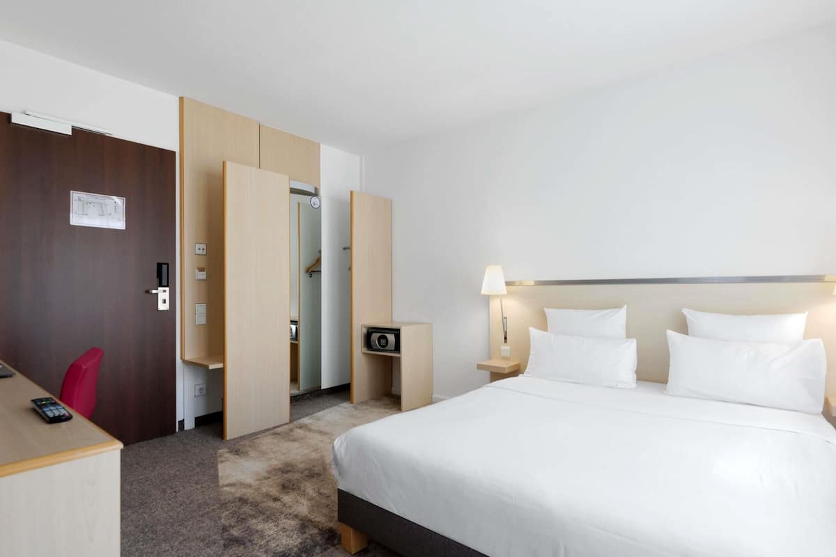Standard Room, 1 Queen Bed