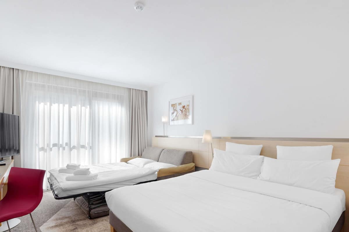 Superior dubbelrum - 1 dubbelsäng med bäddsoffa | Allergitestade sängkläder, minibar och värdeförvaringsskåp på rummet