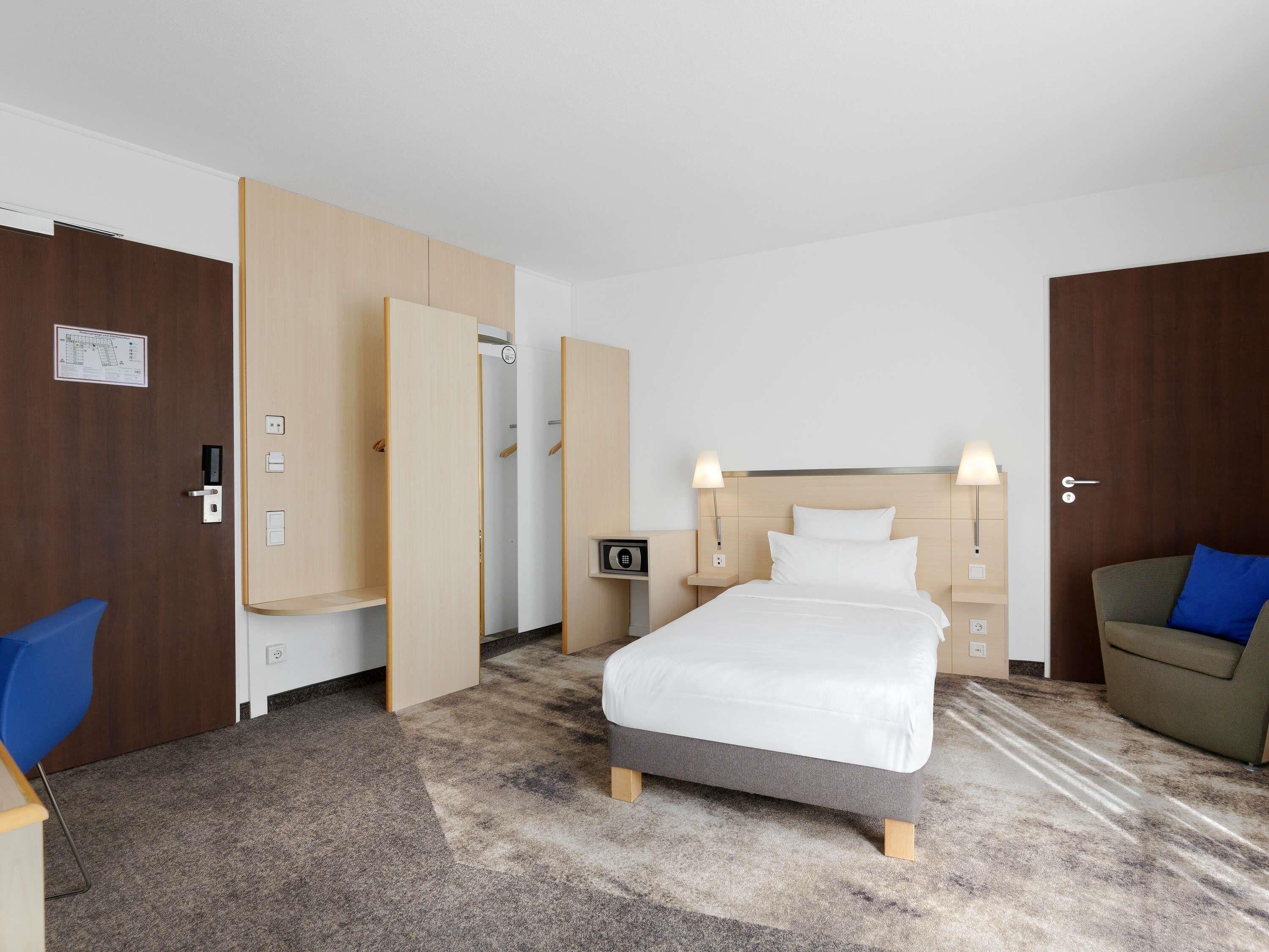 Standard Room, 1 single bed | Allergitestade sängkläder, minibar och värdeförvaringsskåp på rummet
