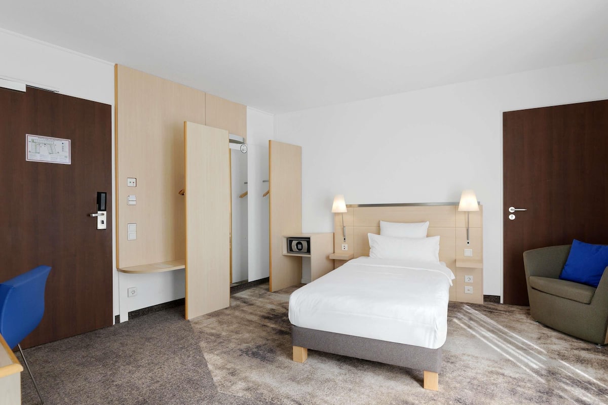Standard Room, 1 single bed | Allergitestade sängkläder, minibar och värdeförvaringsskåp på rummet