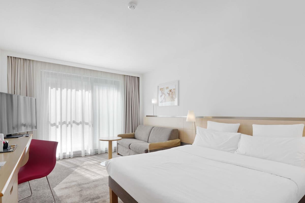 Hypo-allergenic bedding, minibar, in-room safe, desk