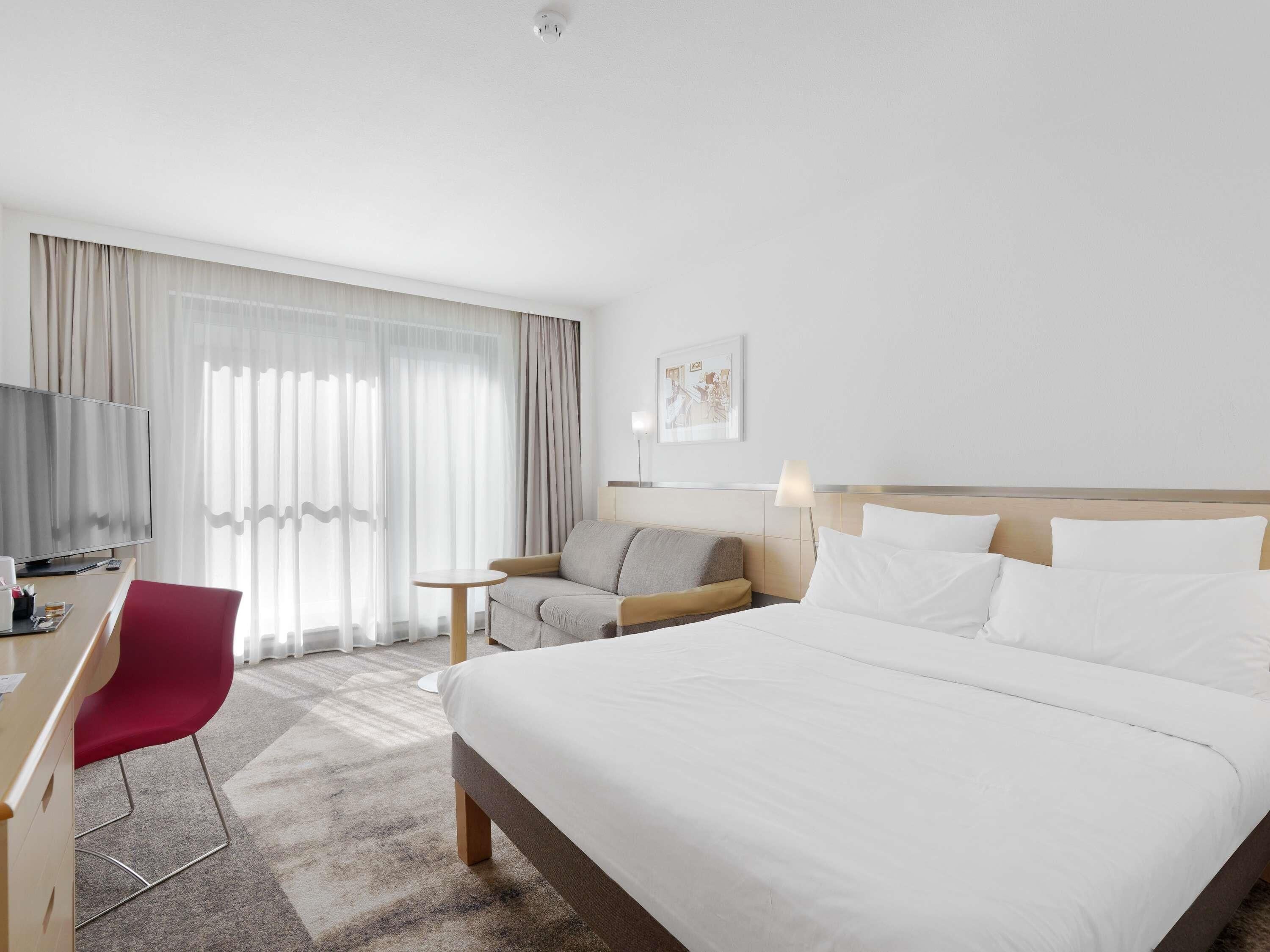 Hypo-allergenic bedding, minibar, in-room safe, desk