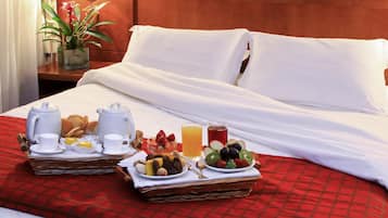 Frigobar, cofres nos quartos, escrivaninha, cortinas blackout