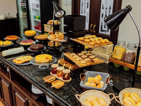 Desayuno buffet (BRL 70.00 por persona) 