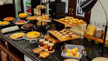 Se ofrece un desayuno bufé todos los días (por un coste adicional)