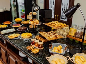 Petit déjeuner buffet servi tous les jours en supplément