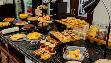 Se sirven almuerzos, cenas y cocina internacional