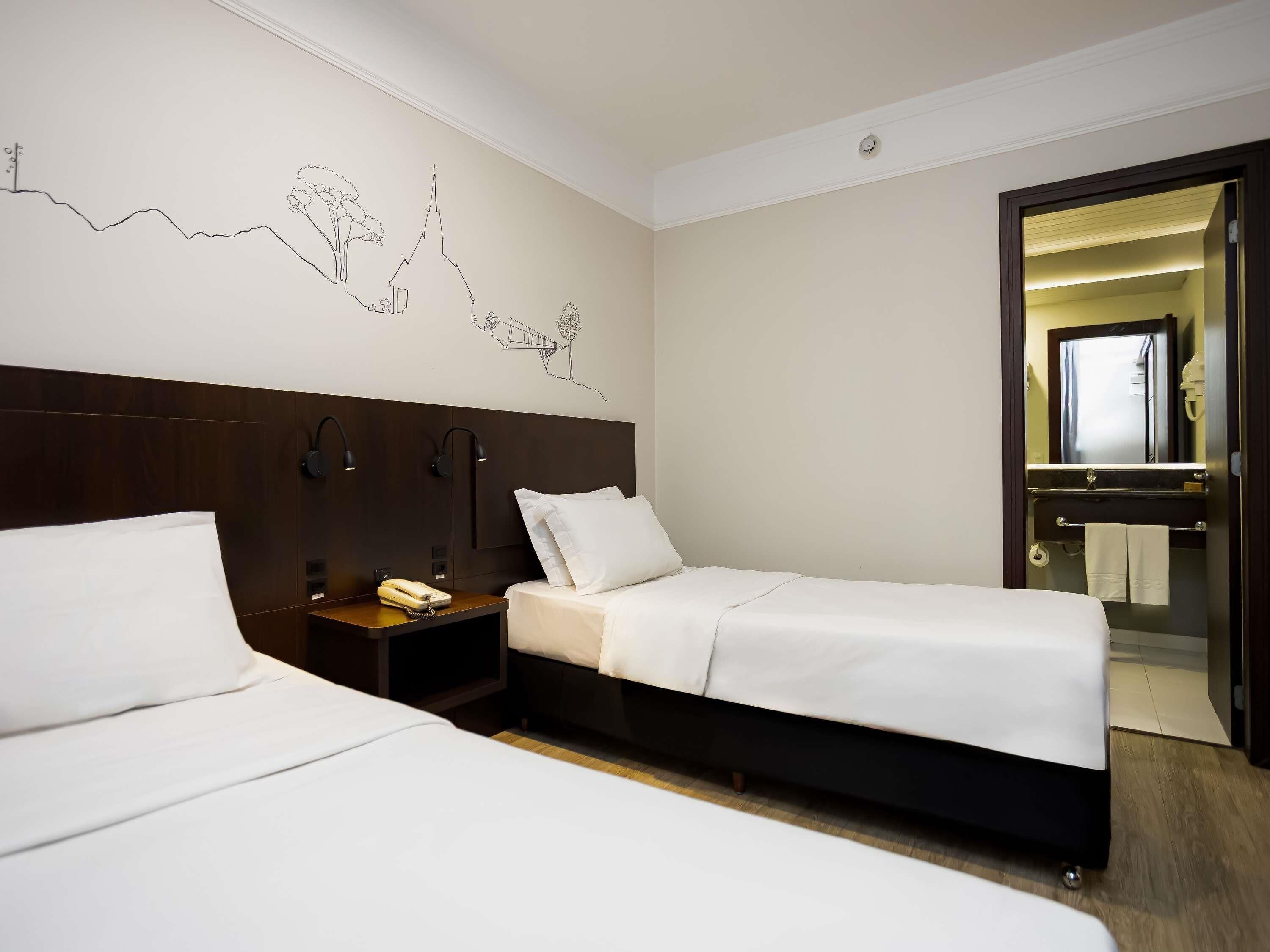 Minibar, coffres-forts dans les chambres, bureau, rideaux occultants