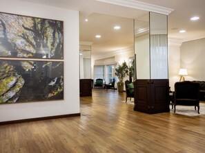 Lunch and dinner served, international cuisine