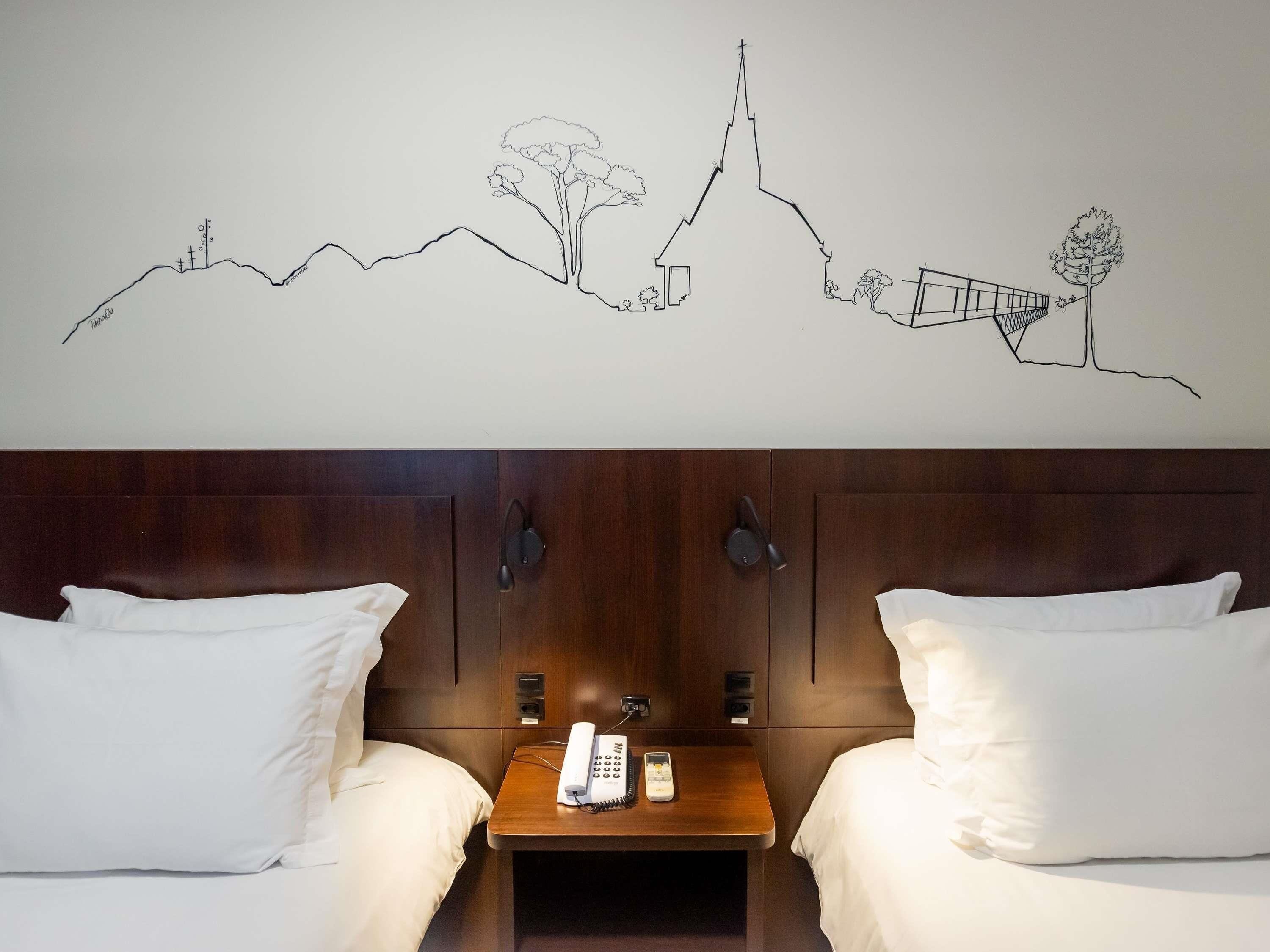 Minibar, coffres-forts dans les chambres, bureau, rideaux occultants