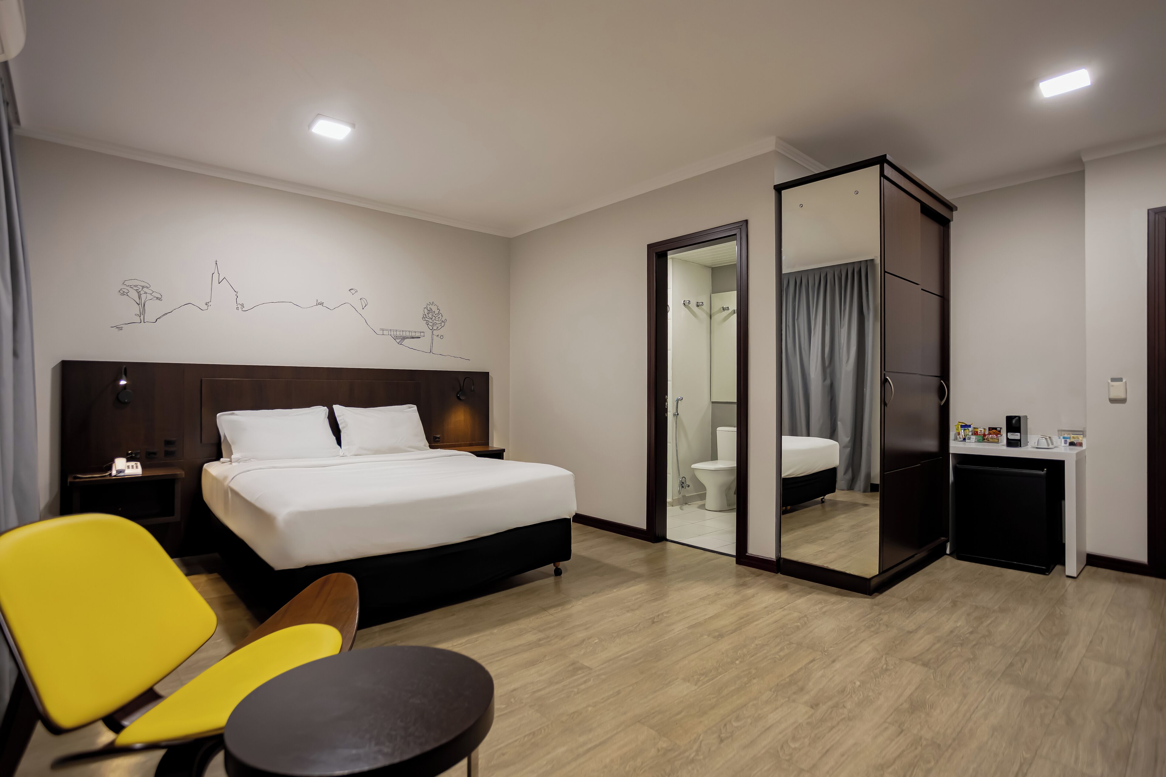 Minibar, caja de seguridad en la habitación y escritorio 