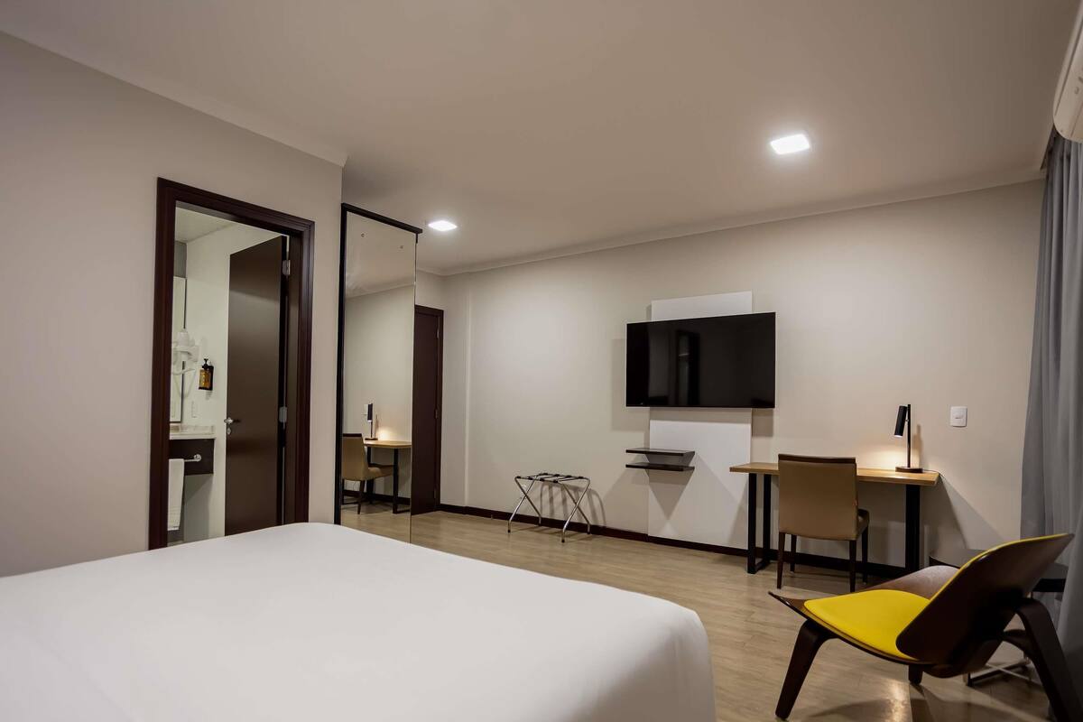 Minibar, caja de seguridad en la habitación y escritorio