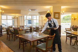 Lunch and dinner served, international cuisine