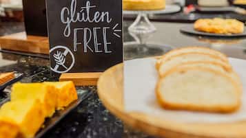 Mostrador de buffet con un cartel que indica opciones sin gluten.