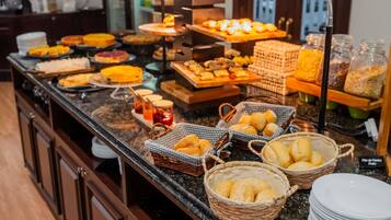 Daily buffet breakfast (BRL 70.00 per person)