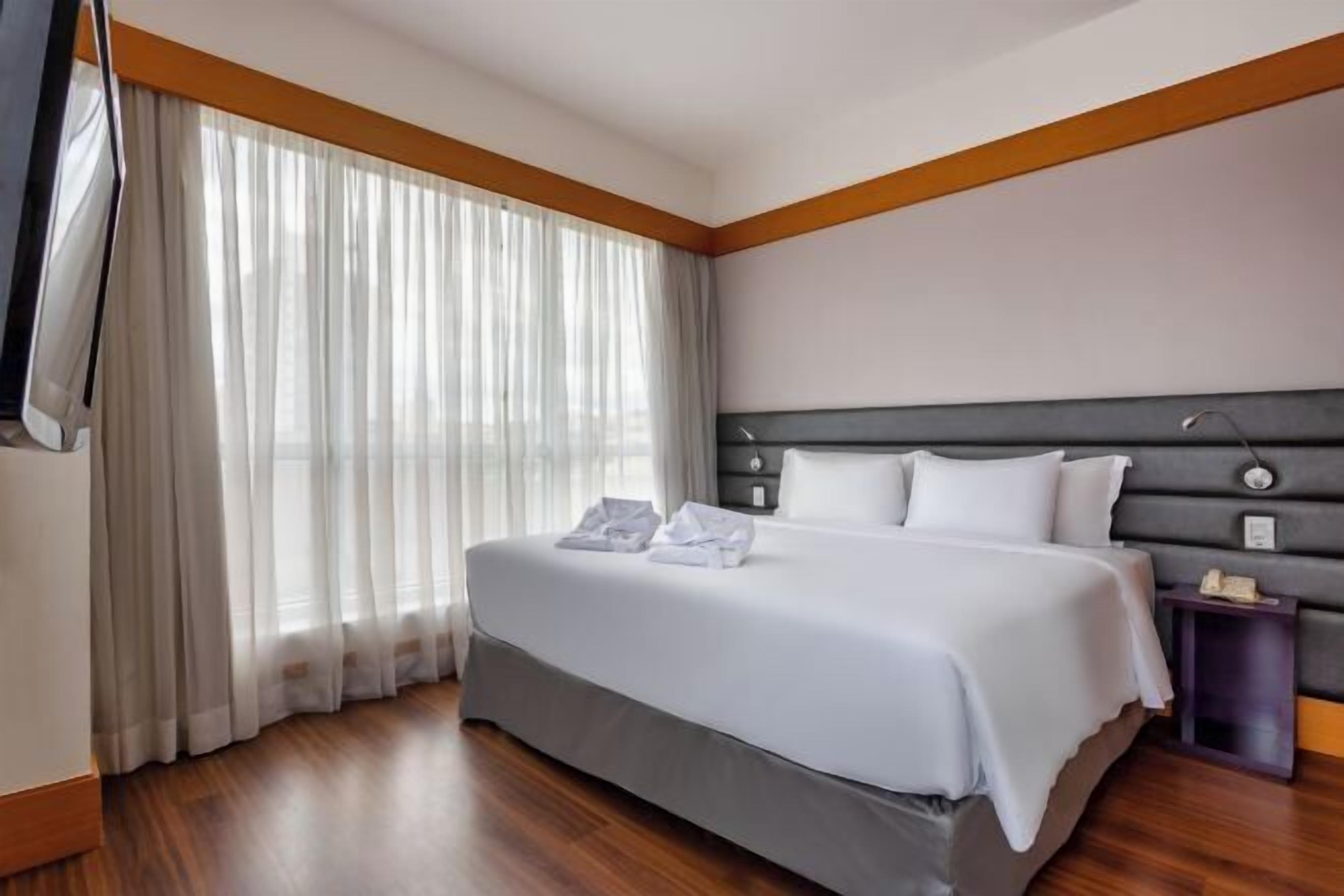 Luxe beddengoed, een minibar, een kluis op de kamer, een bureau