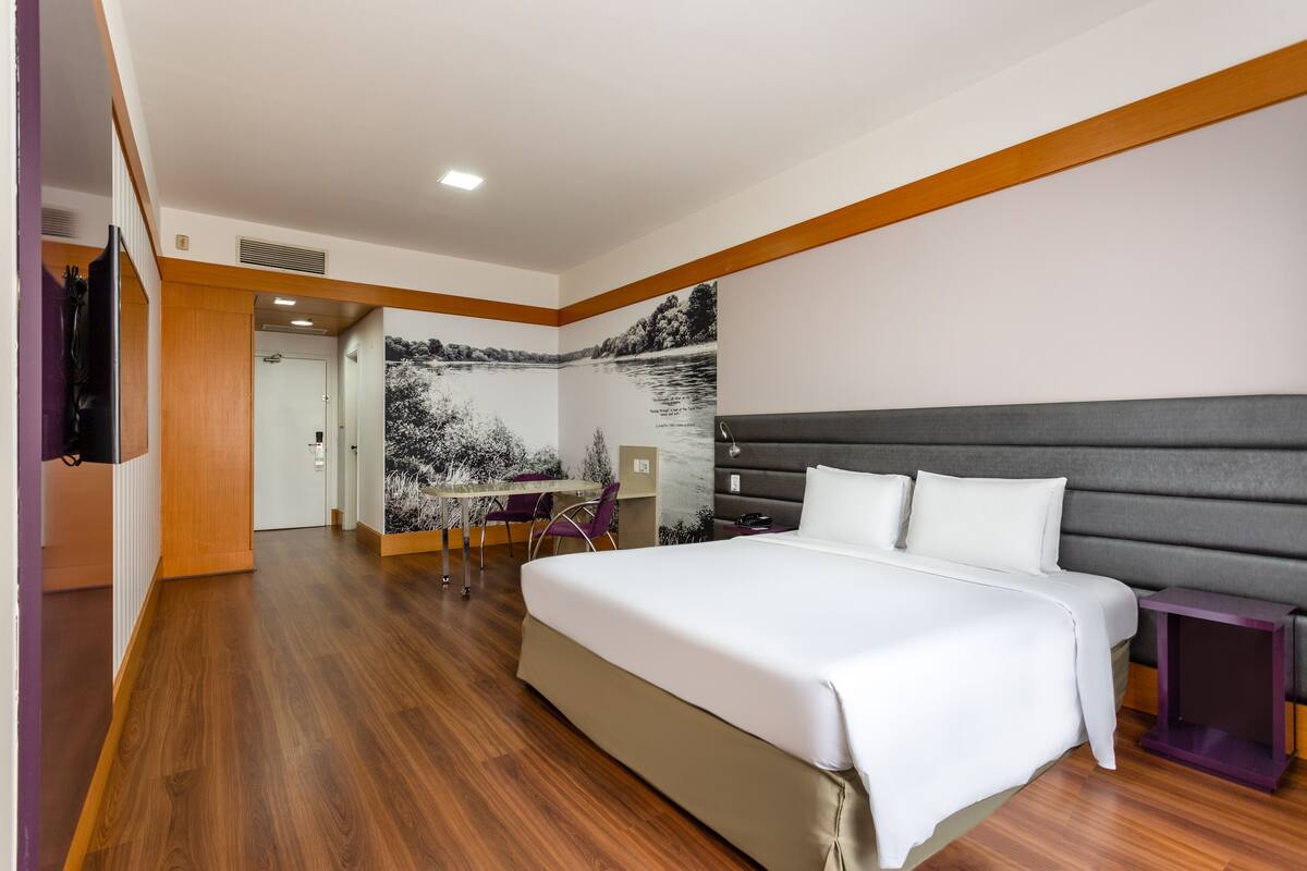 Luxury Room, 1 Queen Bed, Non Smoking | Premium bedding, minibar, in-room safe, desk