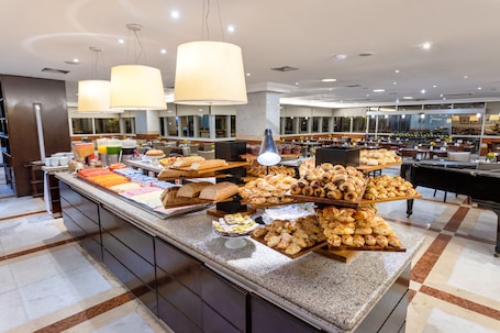 Breakfast buffet. Wyndham Garden Sao Paulo Convention Nortel