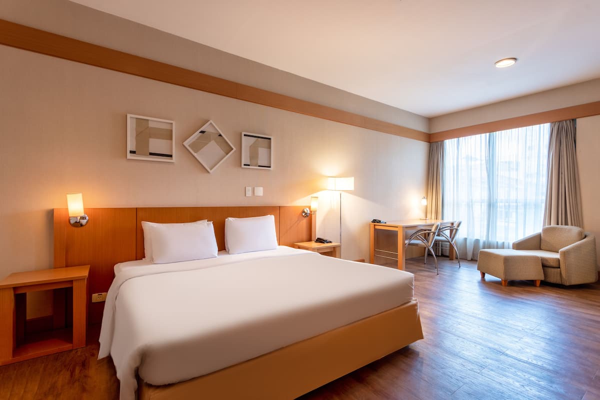 Superior Room, 1 King Bed, Accessible | Premium bedding, minibar, in-room safe, desk