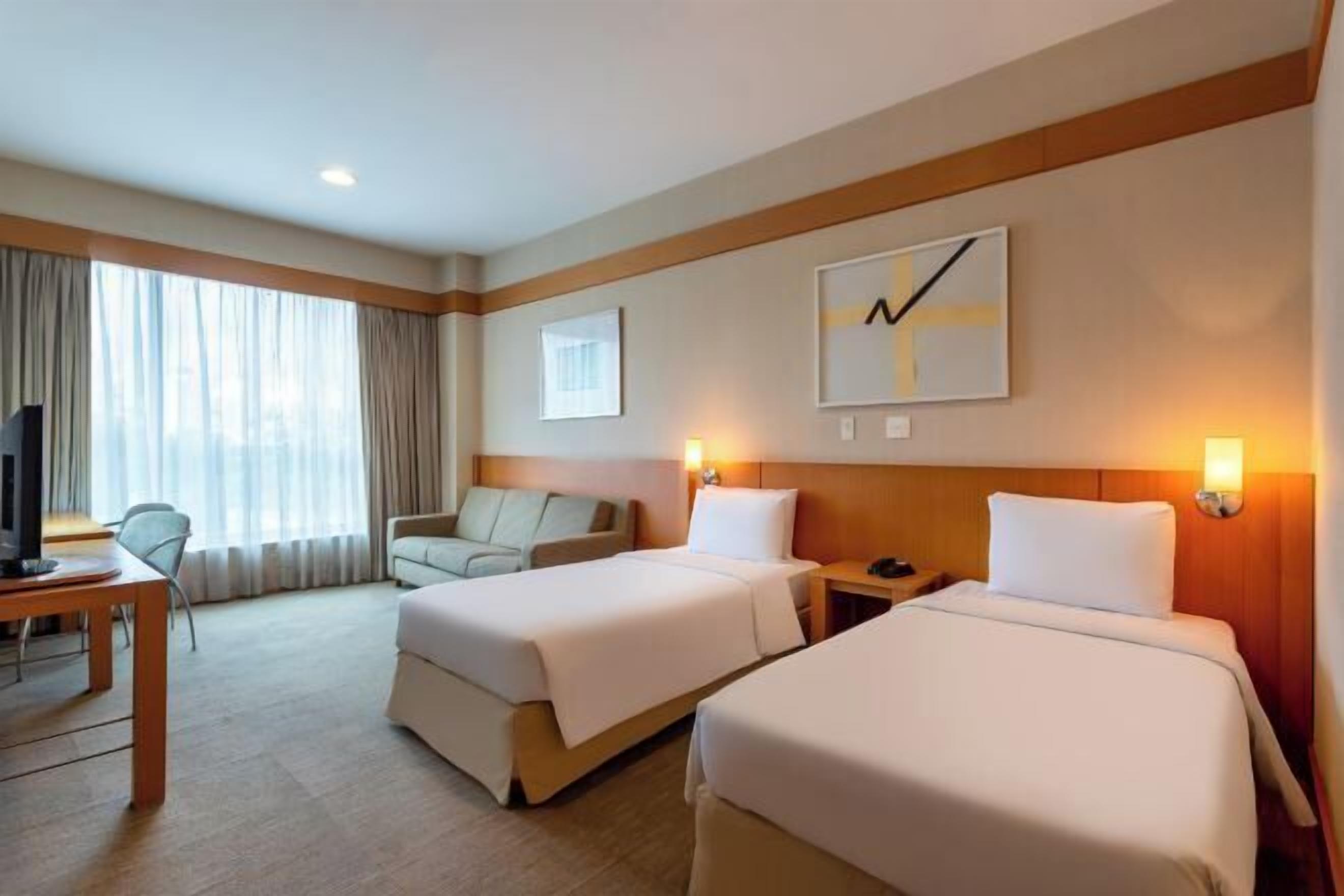 Luxe beddengoed, een minibar, een kluis op de kamer, een bureau