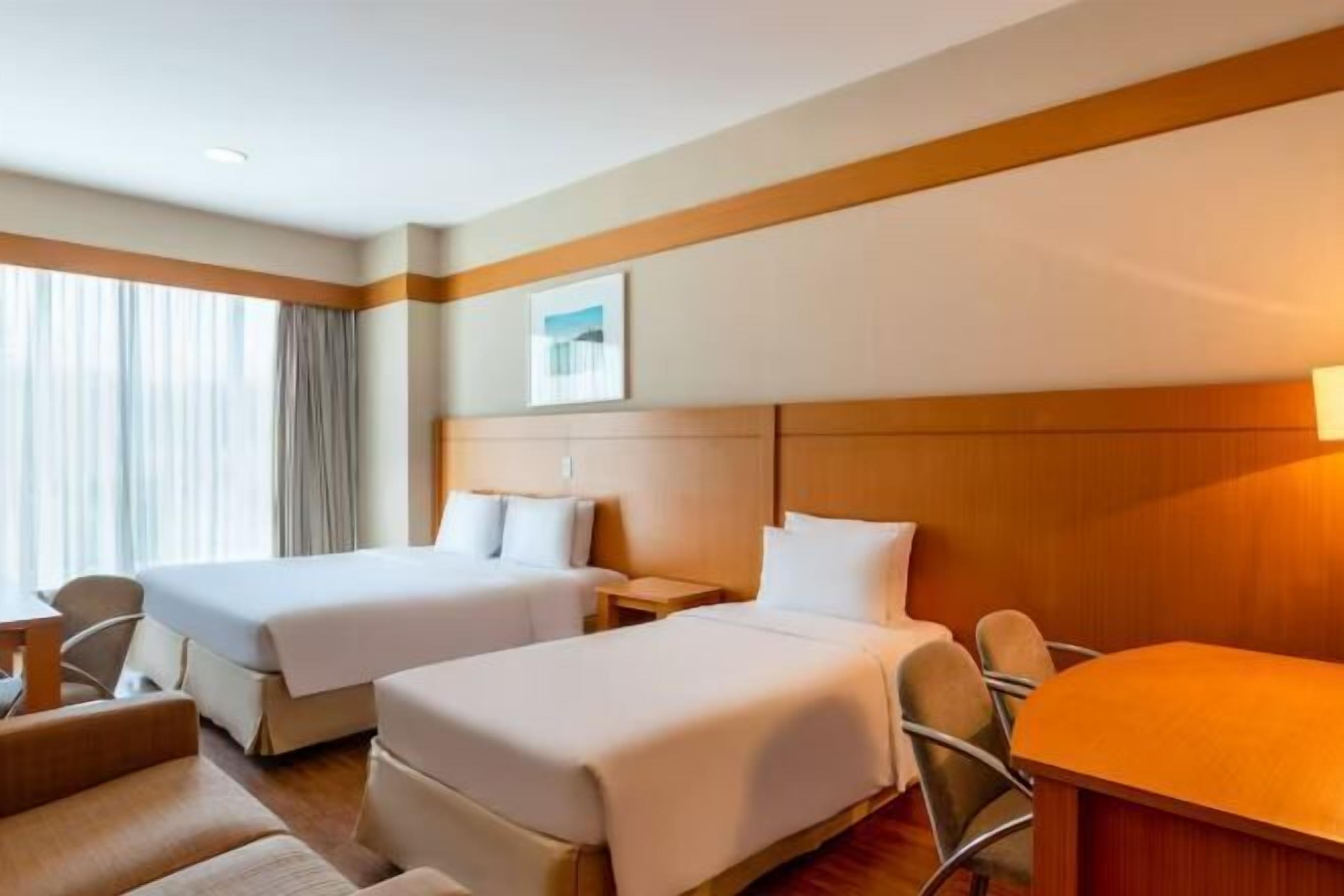 Luxe beddengoed, een minibar, een kluis op de kamer, een bureau