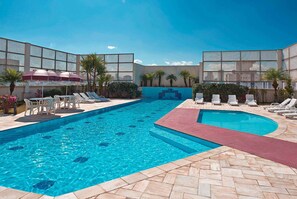 2 outdoor pools