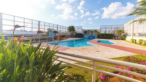 A rooftop pool with clear skies, a cityscape view, and a glass-enclosed area. - Wyndham Garden Sao Paulo Convention Nortel (São Paulo)