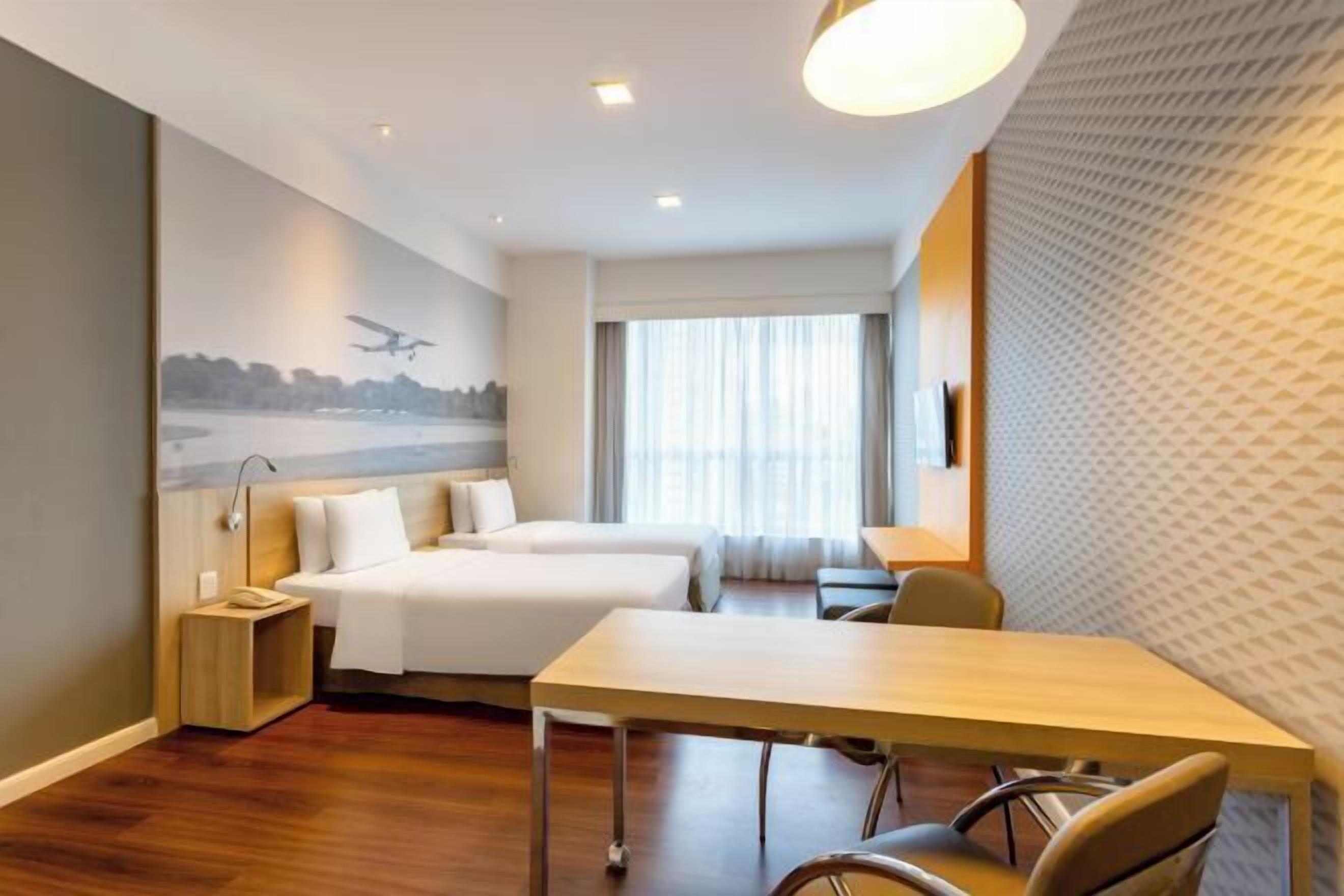 Luxe beddengoed, een minibar, een kluis op de kamer, een bureau