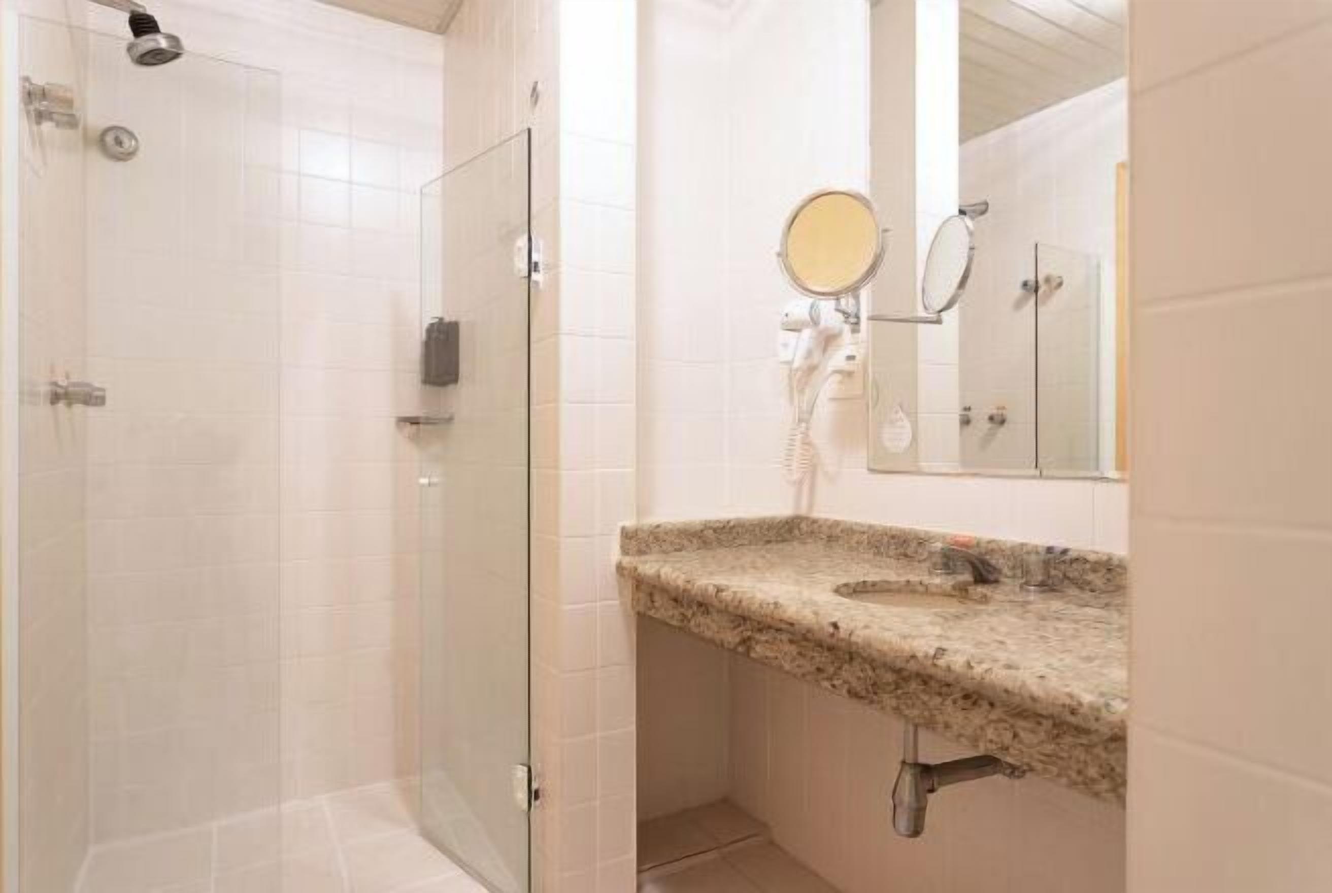 Een douche, een regendouche,  milieuvriendelijk toiletgerief