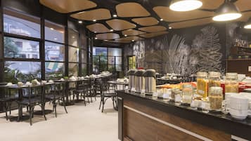 Buffet breakfast on weekdays (BRL 60 per person)