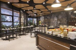 Buffet breakfast on weekdays (BRL 60 per person)