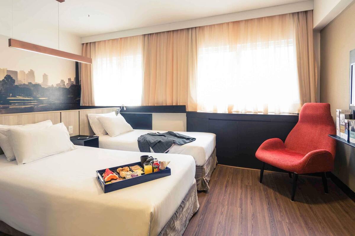 Kamar Twin Superior, 2 Tempat Tidur Twin | Minibar, brankas, meja kerja, dan ruang kerja ramah laptop