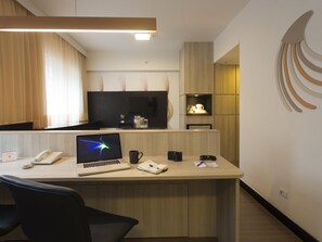 Superior-suite - 1 queensize-seng med sovesofa | Minibar, pengeskab på værelset, skrivebord