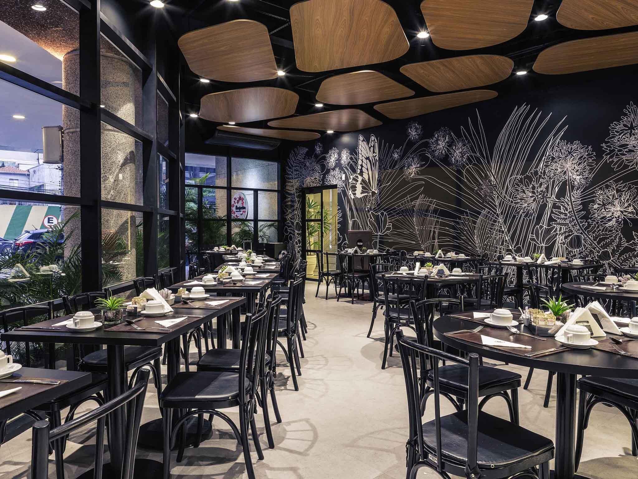 供应早餐、午餐和晚餐