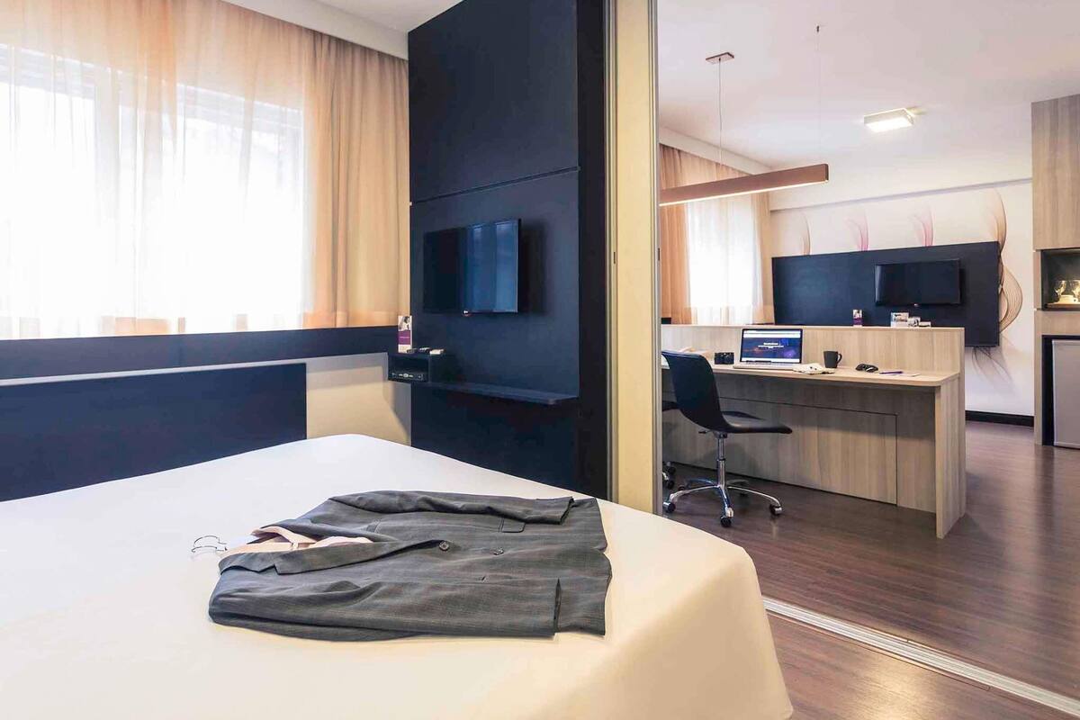 Suite Superior, 1 Tempat Tidur Queen dengan tempat tidur Sofa | Minibar, brankas, meja kerja, dan ruang kerja ramah laptop