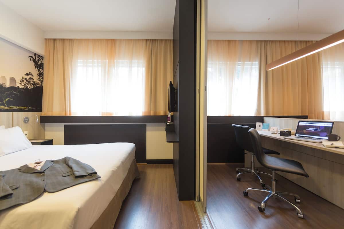 Superior Suite, 1 Katil Ratu (Queen) dengan Katil Sofa | Bar mini, peti besi dalam bilik, meja, ruang kerja komputer riba