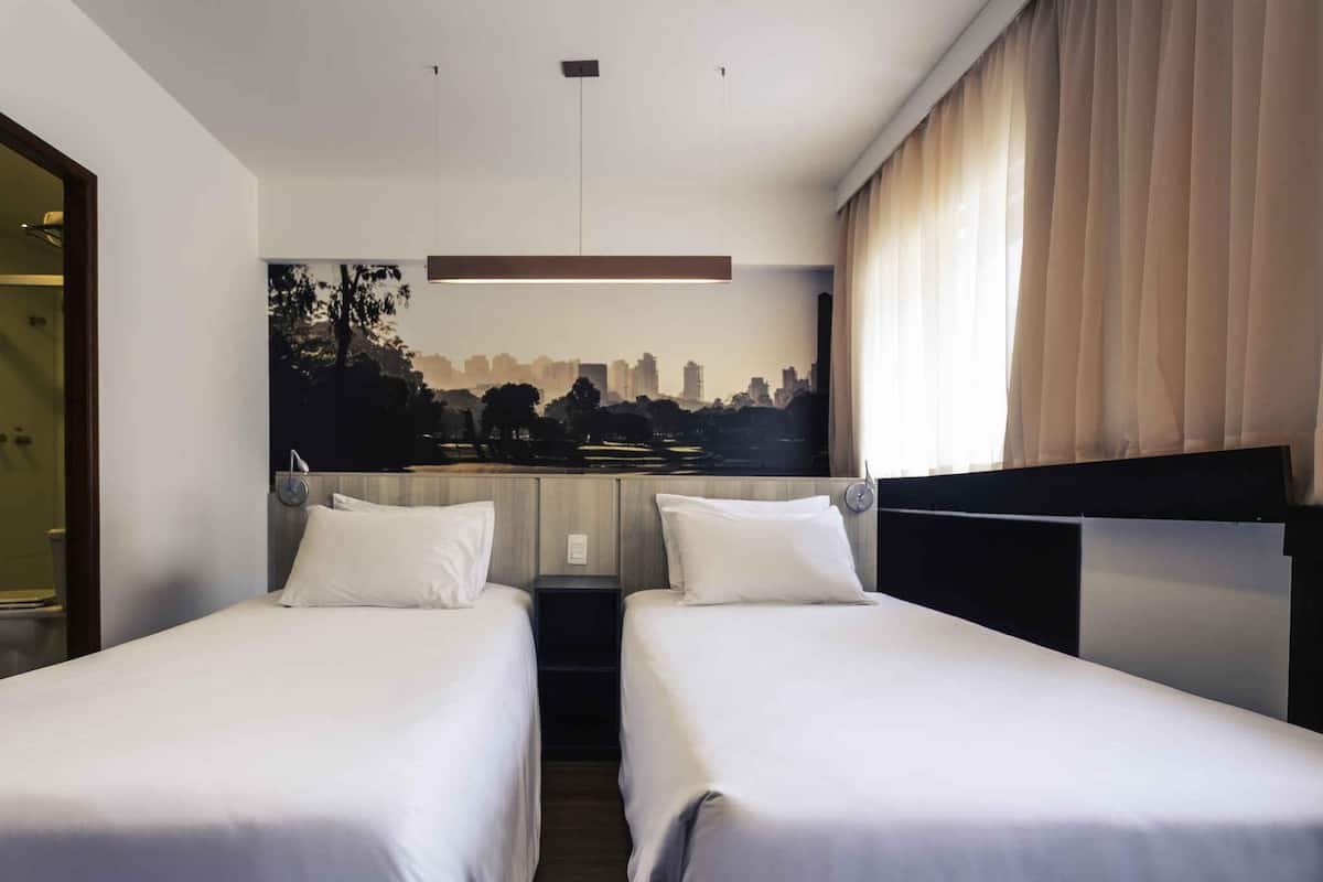 Superior Twin Room, 2 Katil Bujang (Single) | Bar mini, peti besi dalam bilik, meja, ruang kerja komputer riba