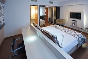 A hotel room with a bed, a TV, a chair, and a desk. - Mercure Sao Paulo Bela Vista (São Paulo)
