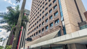 A tall, modern building with a brick facade and numerous windows. - Mercure Sao Paulo Bela Vista (São Paulo)
