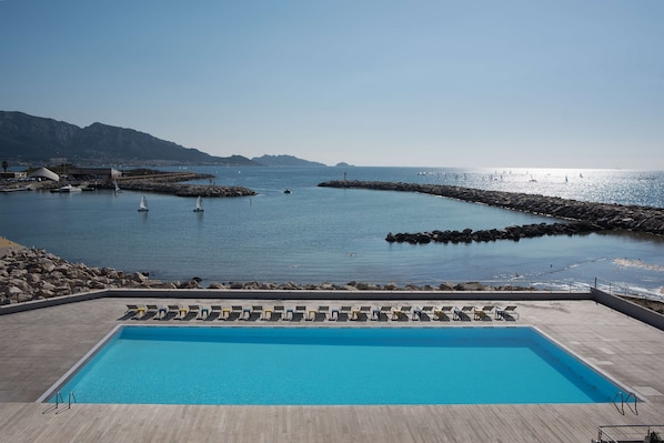 Una piscina al aire libre de temporada