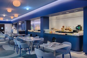 Petit déjeuner buffet servi tous les jours en supplément